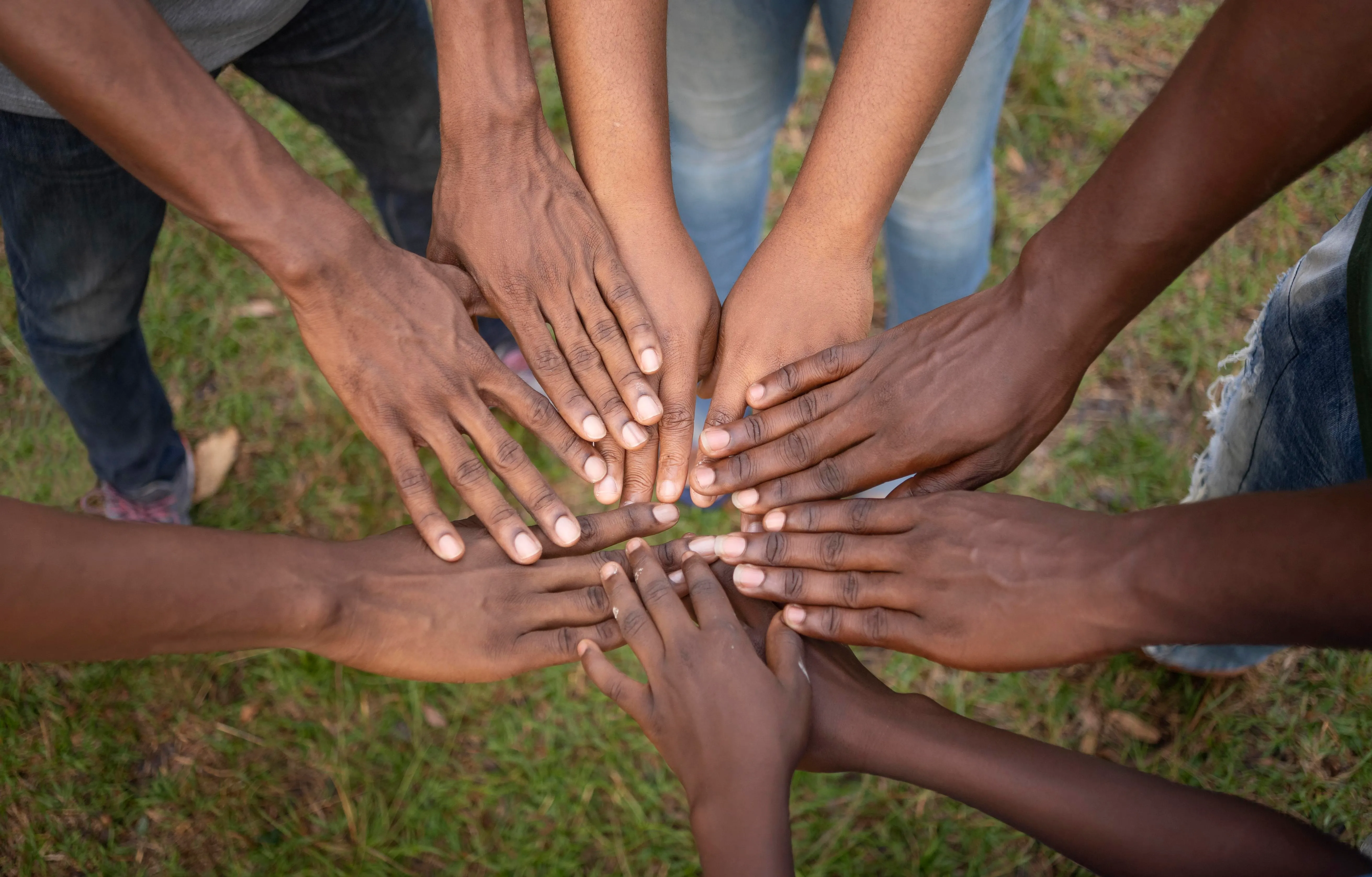 Des mains réunies en cercle, symbole d'unité et de fraternité.