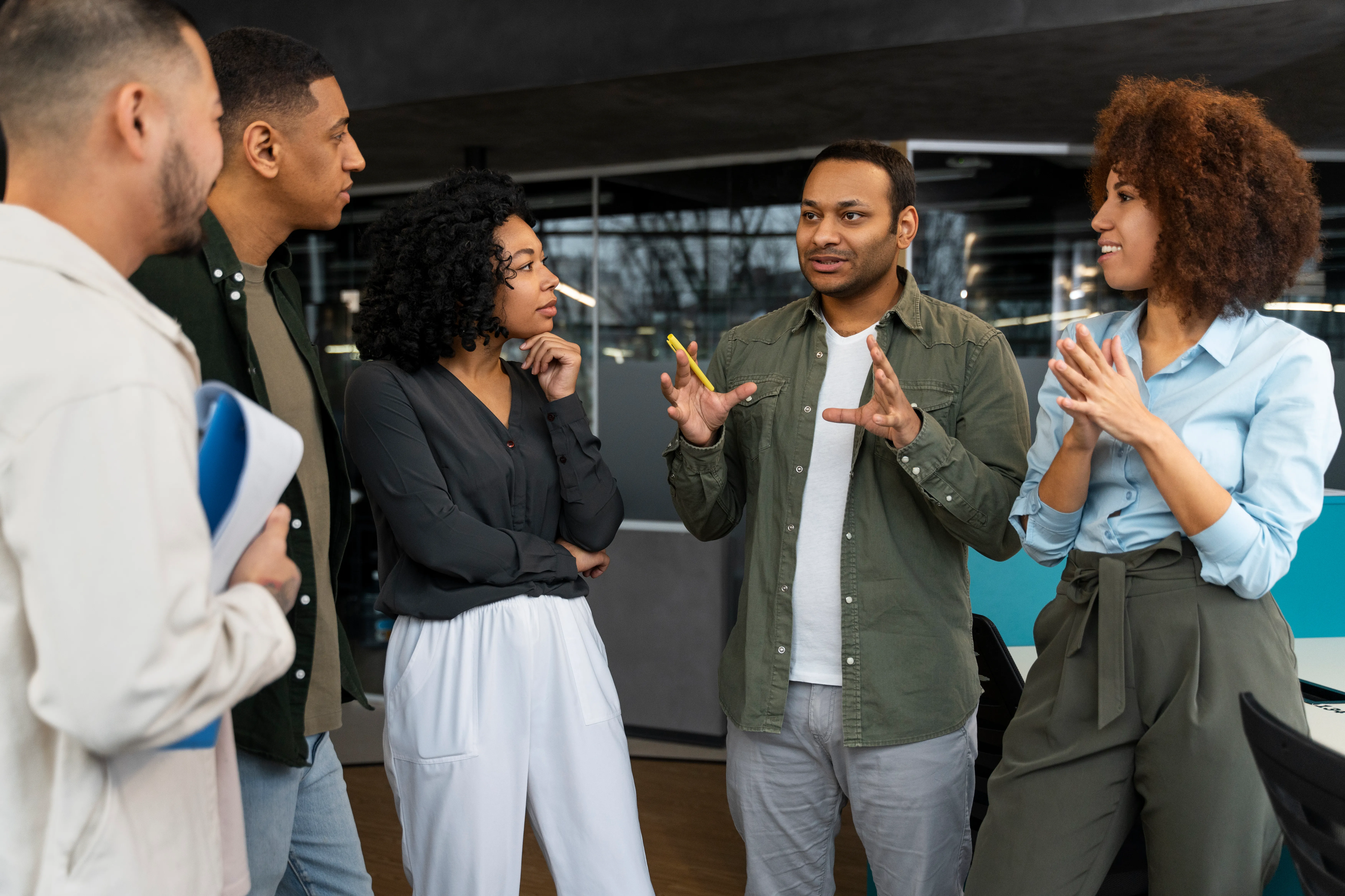 Trois jeunes professionnels en pleine conversation.
