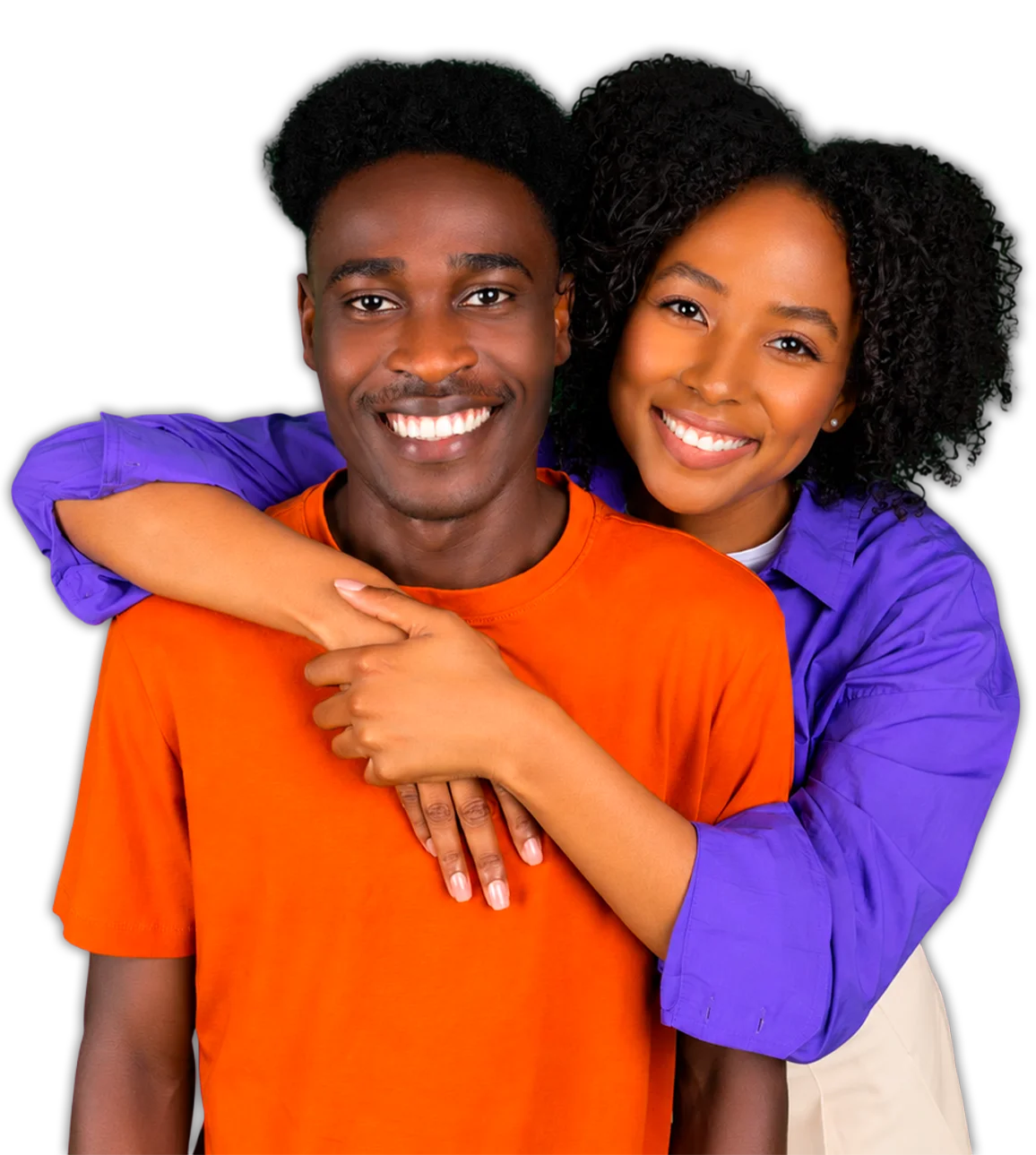Un jeune homme et une jeune femme souriants, elle l'enlaçant par-derrière.