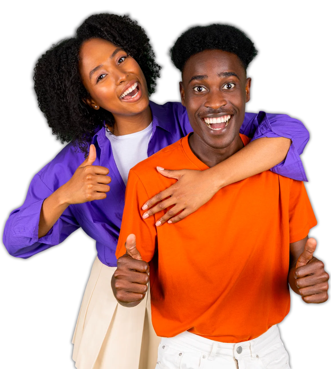 Un jeune homme et une jeune femme souriants, elle l'enlaçant par-derrière, tous deux le pouce levé.