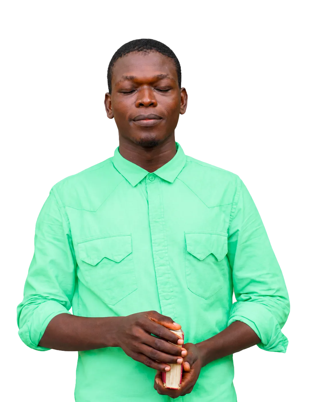 Un jeune homme les yeux fermés, tenant une Bible entre ses mains, en signe de recueillement.