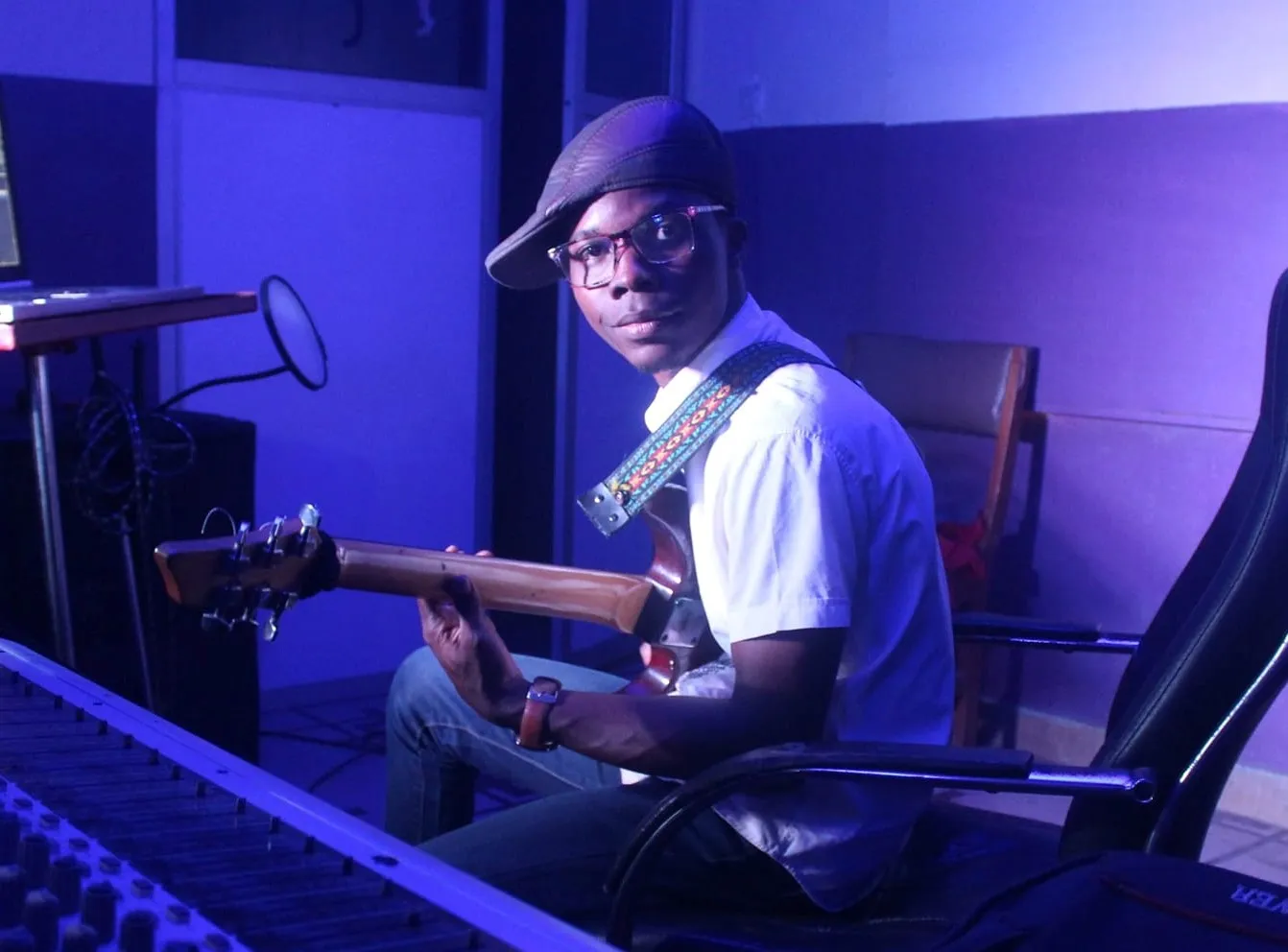 Goussanou Baruc Spinoza en studio d’enregistrement