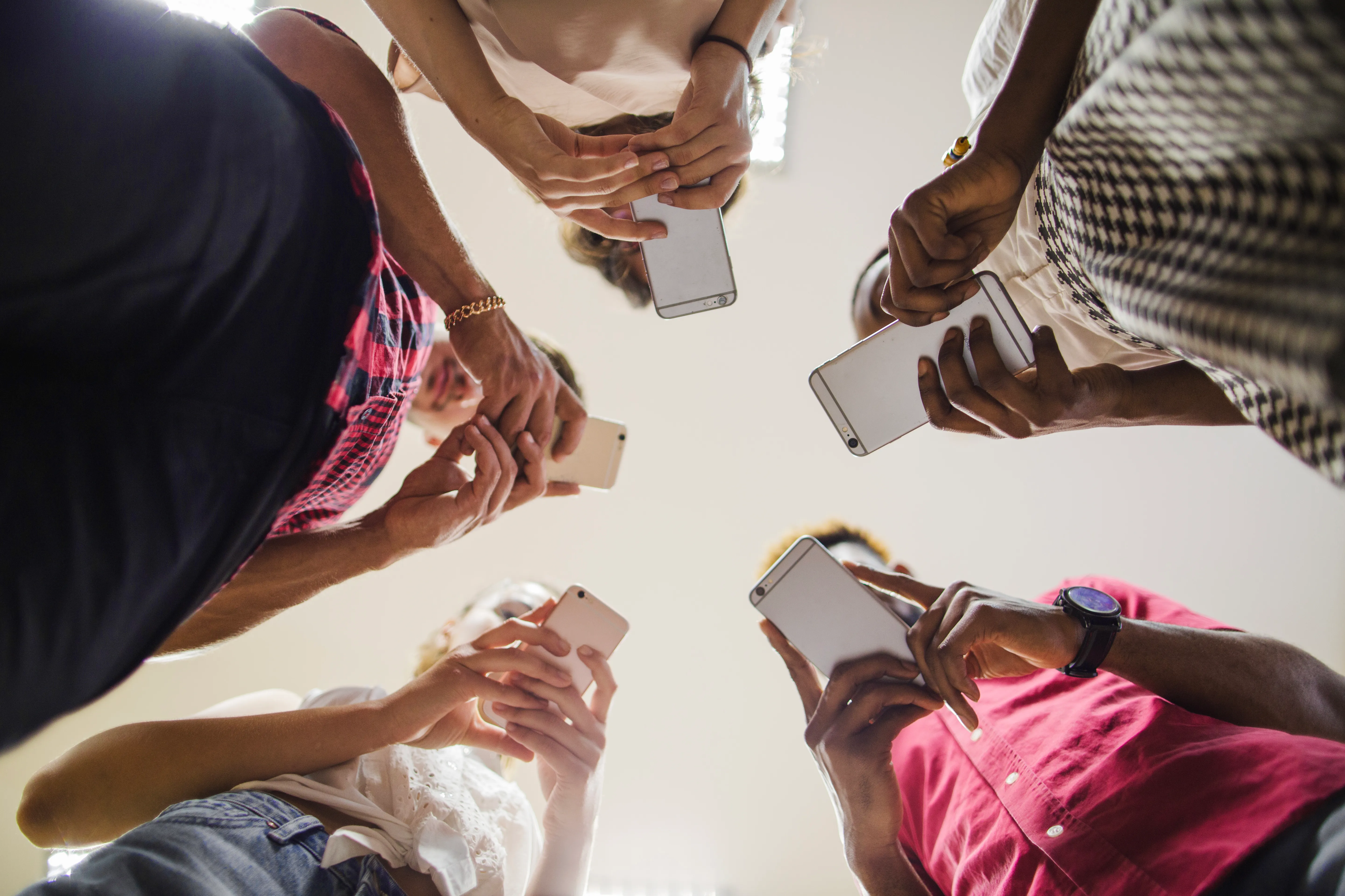 Montage de jeunes vivant le numérique au quotidien : messages et réseaux sociaux, selfie de groupe, échange autour d'un smartphone et d'un ordinateur portable, jeune homme pensif consultant son téléphone.